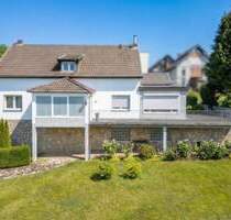 Autoschrauber aufgepasst: Zweifamilienhaus mit Halle in ruhiger Wohnlage von Vicht - Stolberg (Rheinland)