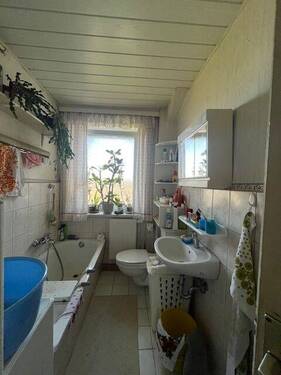 Bad.jpeg - Etagenwohnung mit 65,00 m&sup2; in Halle (Saale) zum Kaufen