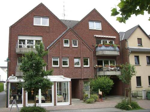Hausansicht - 2 Zimmderdachgeschosswohnung zentral in Niederkassel
