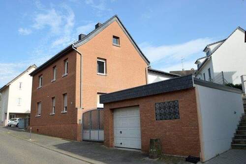 Hausansicht mit Garage - 