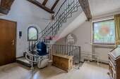 Eingangsbereich mit Treppenlift - Einfamilienhaus mit 145,00 m&sup2; in Hohenbrunn zum Kaufen