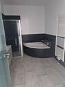 Grosses Bad mit Badewanne - 