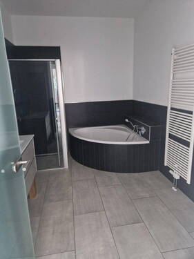 Grosses Bad mit Badewanne - 