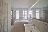 Badezimmer - Zweitbezug + 2-Raum-Traum + Aufzug, EBK, Parkett, Fußbodenheizung, Balkon mit Süd-West-Ausrichtung, Tageslichtbad mit Wanne & Dusche, Abstellraum