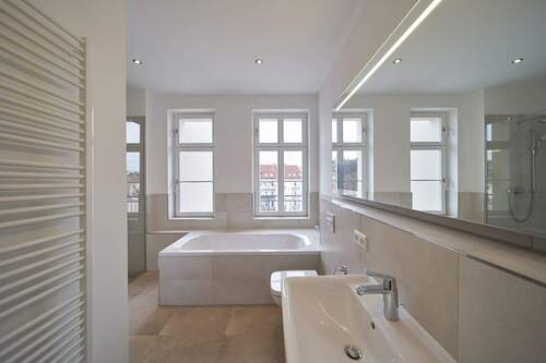 Badezimmer - Zweitbezug + 2-Raum-Traum + Aufzug, EBK, Parkett, Fußbodenheizung, Balkon mit Süd-West-Ausrichtung, Tageslichtbad mit Wanne & Dusche, Abstellraum