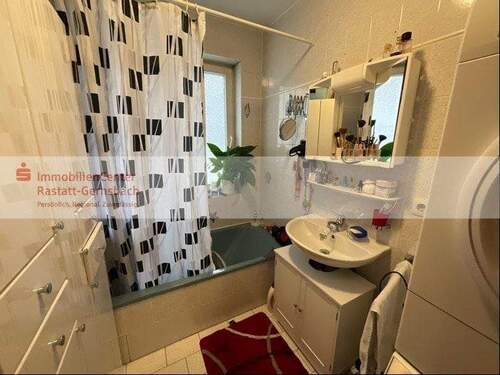 Bad mit Wanne und WM/Trockner-Anschluss - 