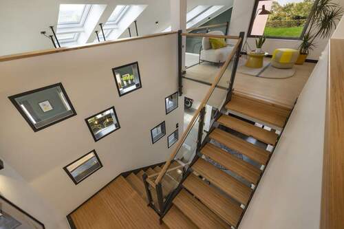 Ansicht Treppenaufgang - 4 Zimmer Mehrfamilienhaus, Wohnhaus zum Kaufen in Bruchsal