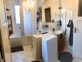 DG-Bad mit Wanne u. Fenster - 