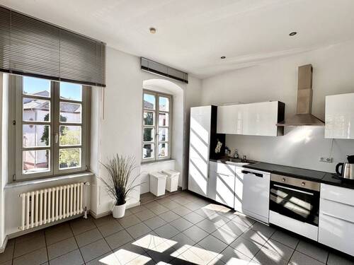 Küche mit Einbauküche - 8 Zimmer Mehrfamilienhaus, Wohnhaus zum Kaufen in Kaiserslautern