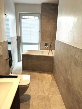 Bad mit Badewanne in Wo 6 - 