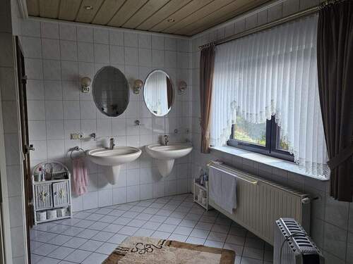 EG Whg.: Badezimmer - 
