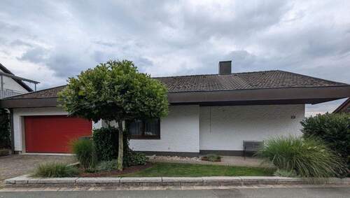 Nordseite mit Garage - 