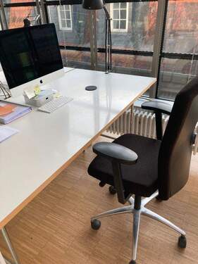 Schreibtischplatz - Heller Schreibtischplatz im Darmstädter Martinsviertel - Terrasse & WLAN