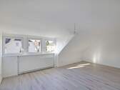Großzügiges Wohnzimmer - 4 Zimmer Etagenwohnung in Ludwigsburg