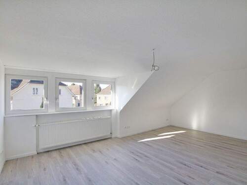 Großzügiges Wohnzimmer - 4 Zimmer Etagenwohnung in Ludwigsburg