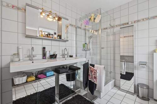 Helles Tageslichtbad im 1. Obergeschoss - 