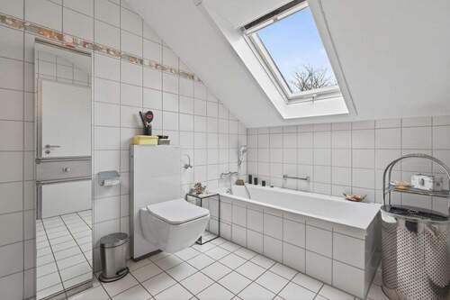Obergeschossbad mit entspannender Badewanne - 