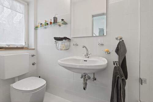 Helles Gäste-WC mit Fenster und integrierter Dusche - 