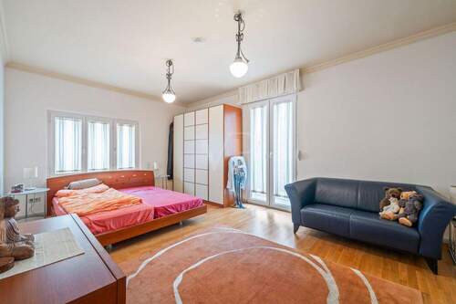 Schlafzimmer im Obergeschoss mit kleinem, integrierten Ankleidezimmer - 