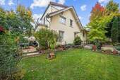 Grünfläche vor dem Haus mit Blick auf die Terrasse - 1 Zimmer Einfamilienhaus zum Kaufen in Offenburg