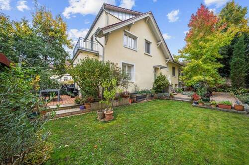 Grünfläche vor dem Haus mit Blick auf die Terrasse - 1 Zimmer Einfamilienhaus zum Kaufen in Offenburg