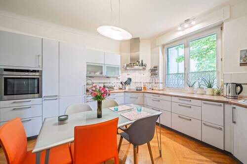 Großzügige Küche mit angrenzendem Essbereich - 