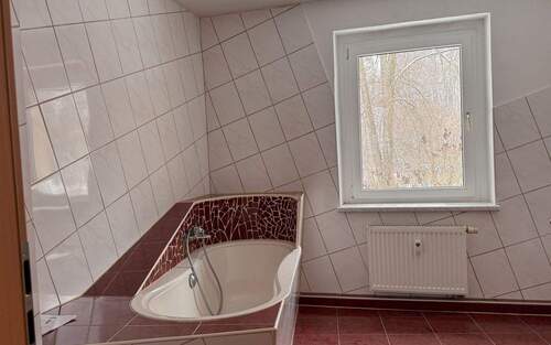 Bad mit Wanne - 
