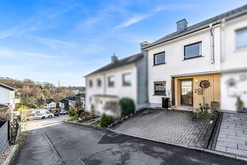 Straßenansicht - Reihenmittelhaus mit Sonnengarten im beliebten Ronsdorf