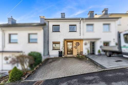 Hauseingang mit Stellplätzen - 4 Zimmer Reihenmittelhaus zum Kaufen in Wuppertal