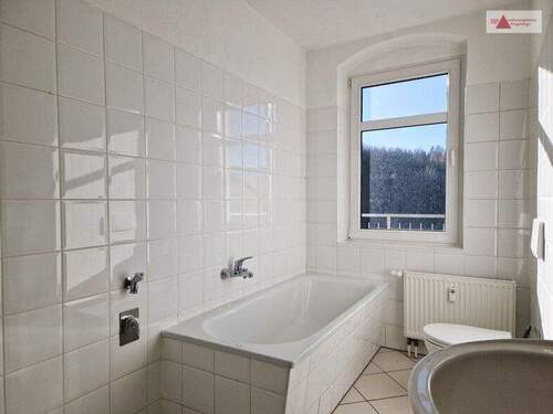 Tageslichtbad mit Wanne und WM-Anschluss - 