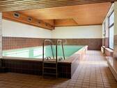 Wellnessbereich mit Schwimmbad und Sauna im Untergeschoss - 