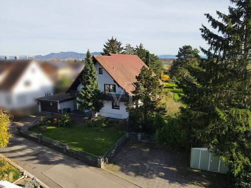 Praktische Doppelgarage und Stellplätze direkt am Haus - 9 Zimmer Einfamilienhaus in Schutterwald