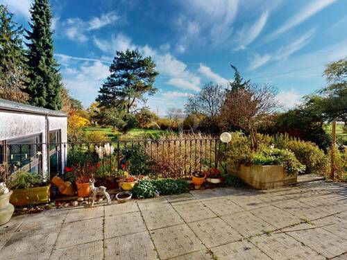 Gartenansicht von der Terrasse mit Schwimmbad auf der linken Seite - 