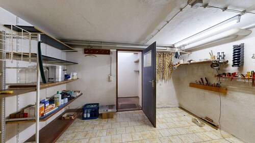 Kellerraum mit Zugang zur Garage - 