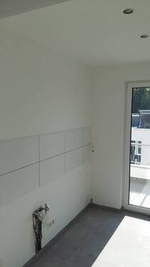 Küche mit Ausgang zum Balkon - 