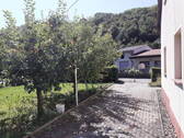 Einfahrt mit Gartenteil - 