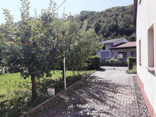 Einfahrt mit Gartenteil - 