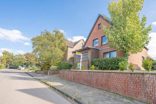 Hausansicht - Freistehendes Einfamilienhaus mit 5 lichtdurchfluteten Zimmern und sonnigem Südgarten zum Träumen