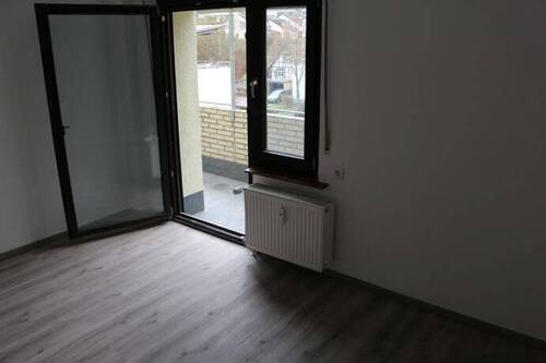 Zimmer untere Etage mit Ausgang auf den Balkon - 