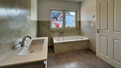 Waschtisch und Badewanne - 