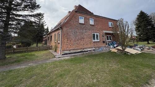 Hauseingang und PKW-Stellplätze - 