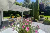 Stilvolle Terrasse mit Schirm - 