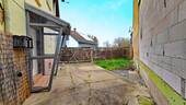 Hofeinfahrt und kleiner Gartenanteil - 