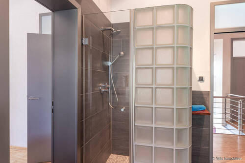 ...und bodengleicher Dusche - 