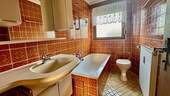Badezimmer im Erdgeschoss mit Badewanne - 