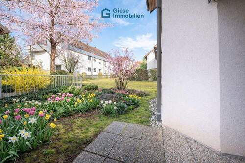 Terrasse/Wohnzimmer (KI-generierte Blumen) - 