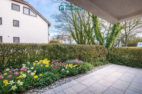 Terrasse/Schlafzimmer (KI-generierte Blumen) - 