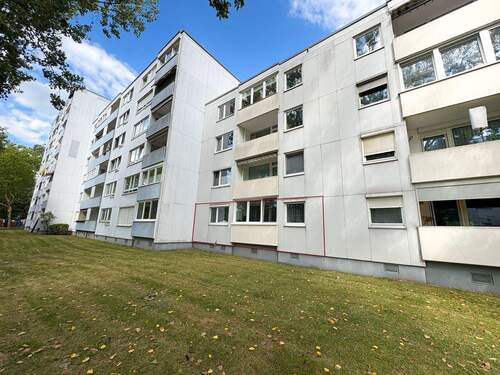 Außenfassade Front / Loggia 1 - 4 Zimmer Etagenwohnung zum Kaufen in Bremen