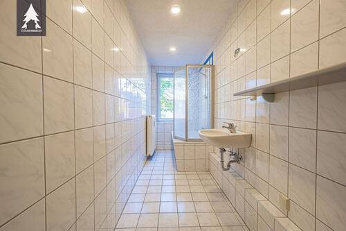Bad mit Wanne - 
