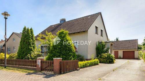 Außenansicht 1 - Solides Einfamilienhaus mit sechs Zimmern, Keller und großzügigem Grundstück